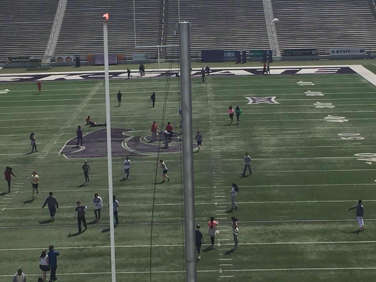 Rosehill512's tweet photo. What a great experience! Students enjoying the field at Bill Snyder Family Stadium #rockets512 @KState https://t.co/x4D59aEul9