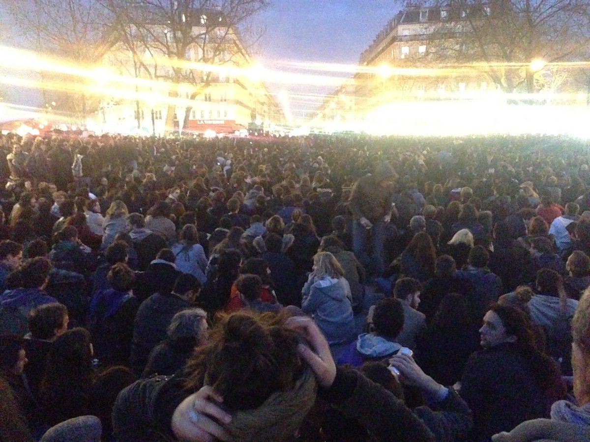 MarcdeBoni's tweet photo. Hier, un quart de la place de la République était occupé. Ce soir les 2/3 tiers sont impraticables !#NuitDebout https://t.co/6Wsx3858GS