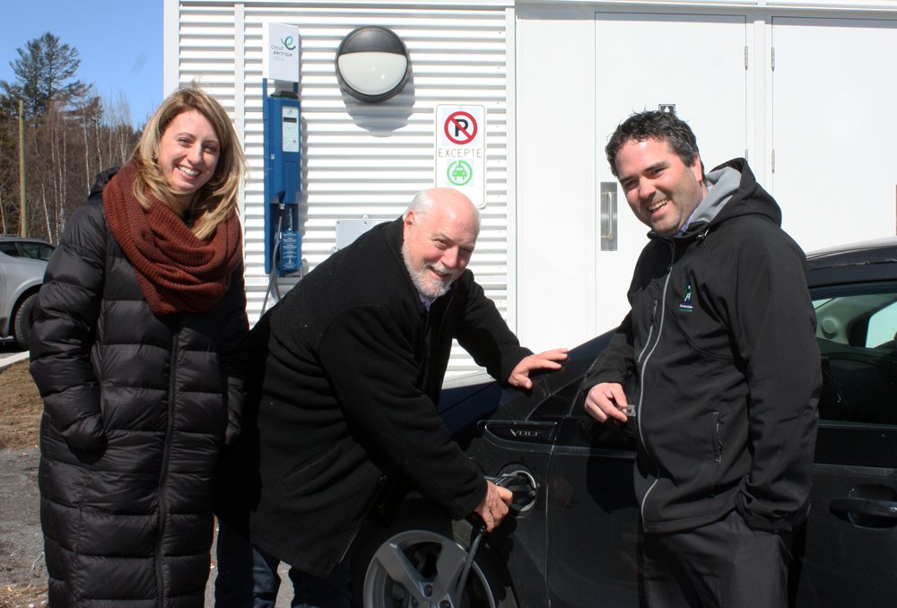 hydroquebec's tweet photo. La Ville de @St_Colomban se joint au #Circuitélectrique avec une borne de recharge pour #VÉ. https://t.co/Ob0H6zPWWx https://t.co/rlsbU93pZe