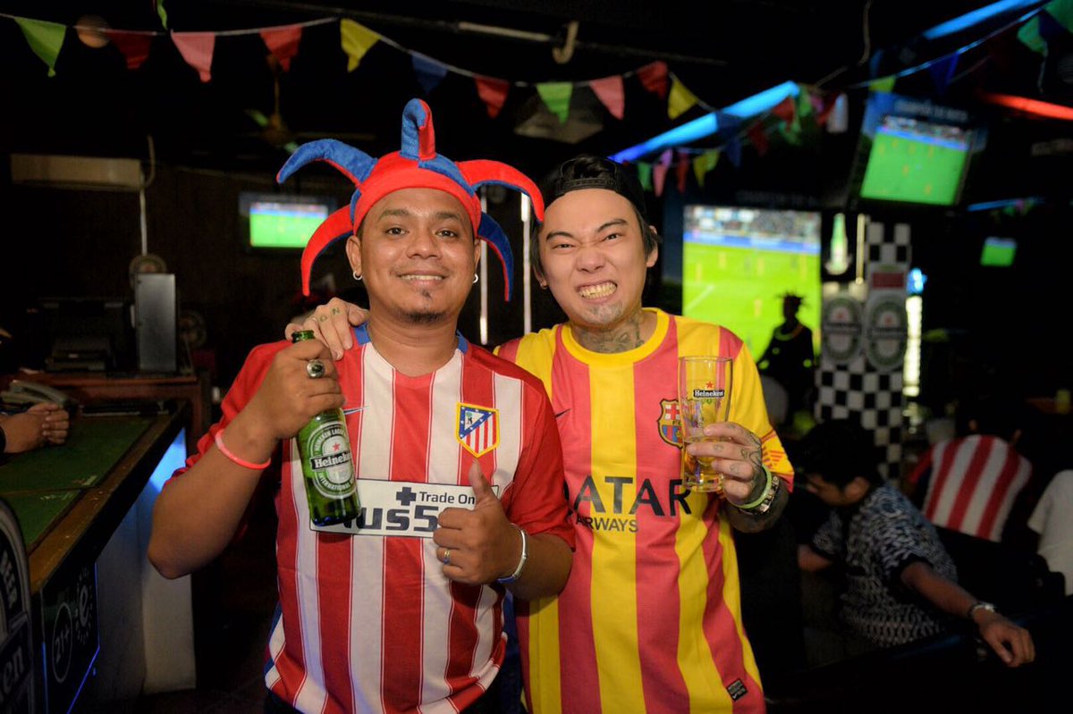 HeinekenID's tweet photo. GOAL! Who will win the match? Amazing ambience at @cafe_icera #GreenIcera  #ChampionTheMatch https://t.co/ATeGABsXvE