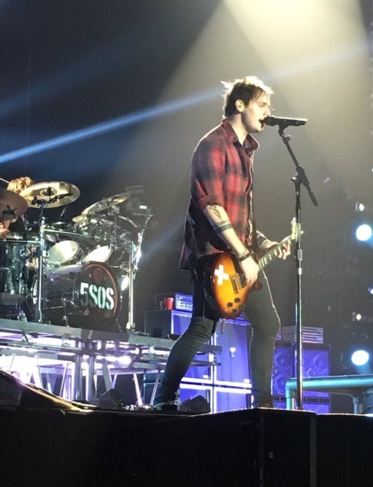 5SOS_Daily's tweet photo. Michael || #SLFLSheffield || April 5th || via:@5SOSPOSSE https://t.co/Psci4oAZTZ