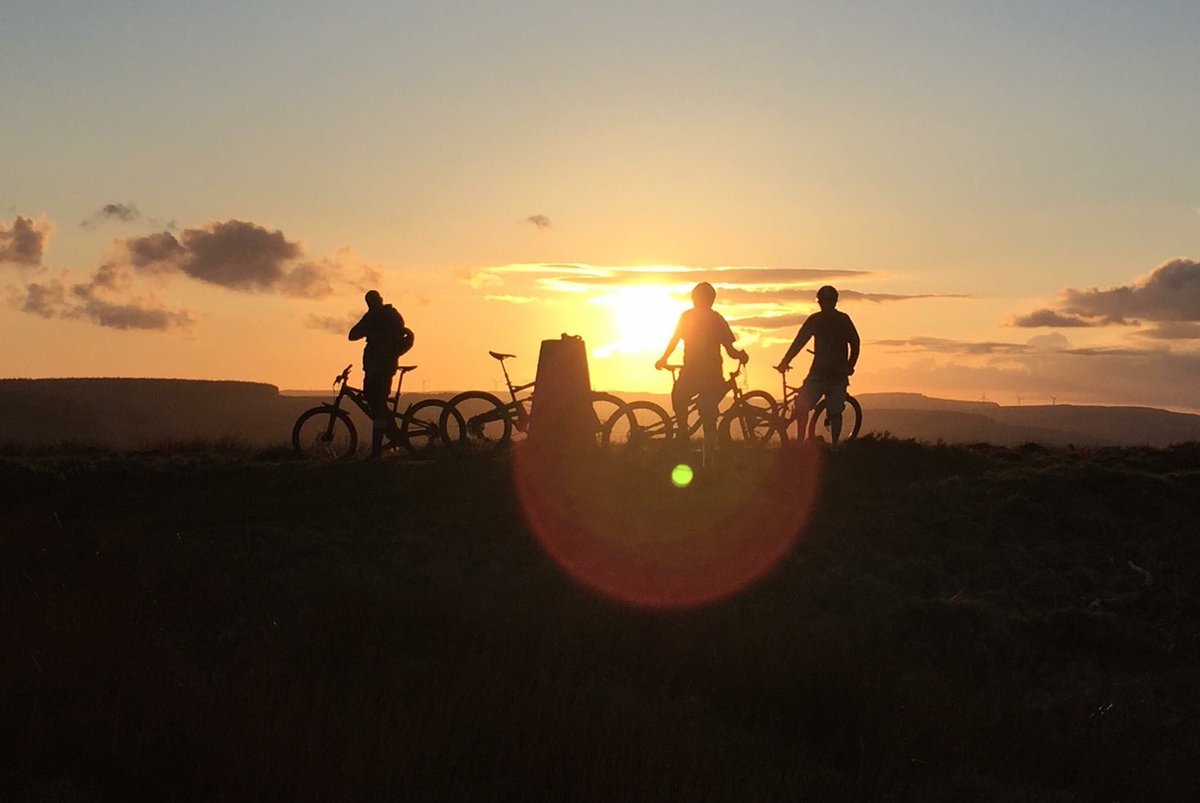 AberdareMTB's tweet photo. @luketrevmun pic from night ride this evening #Spectacular16 #RideNotHide #BlueIsTheColour @visitwales @WalesOnline https://t.co/4EoIIE1Rlj