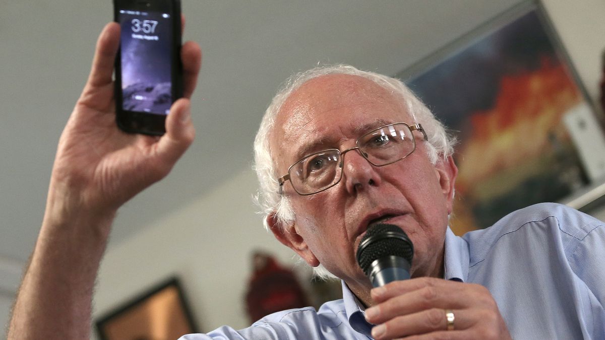 verge's tweet image. Bernie Sanders: ‘I do wish’ Apple would bring manufacturing jobs back to the US theverge.com/2016/4/5/11371…