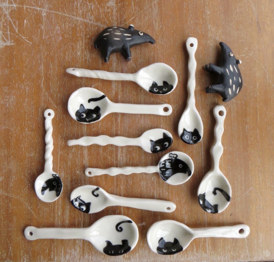 MidoriTakaki's tweet image. Fresh from the kiln. Cat and tapir porcelain spoons! : ) #ceramics #Porcelain #spoons