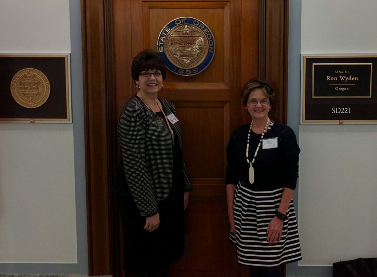 LaurieGrorudMil's tweet photo. @RonWyden Sharing the importance of unique patient identification #AHIMAHillDay #MyHealthID @JudiHofman @OregonHIM https://t.co/J7FmLpK90O
