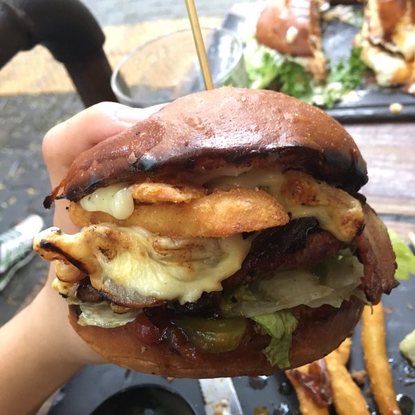 roccitykcco's tweet photo. @NYStateChive #MunchiesMadnessSyracuse Beef Burger https://t.co/5SUO1lFVou