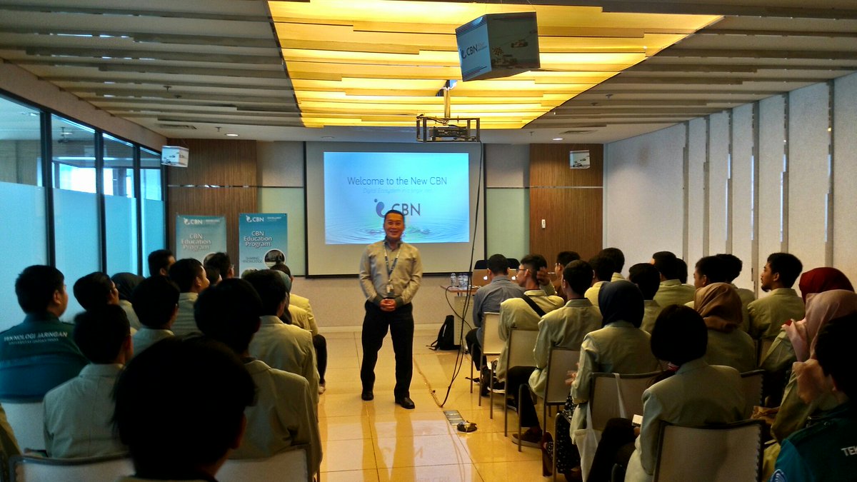di_cbn's tweet photo. Sambutan Pak Hary Sudjana,Corporate Solution Mgr !#CBNinternet pd kunjungan mhs Sekolah Vokasi #UGM https://t.co/rOiEhGtCQP