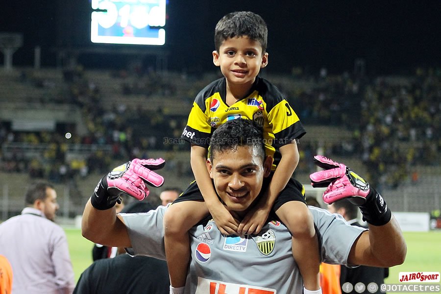 JOTACEtres's tweet photo. José David Contreras disfrutando del triunfo junto a su hijo #DTFC https://t.co/iUKBKOv1Xu
