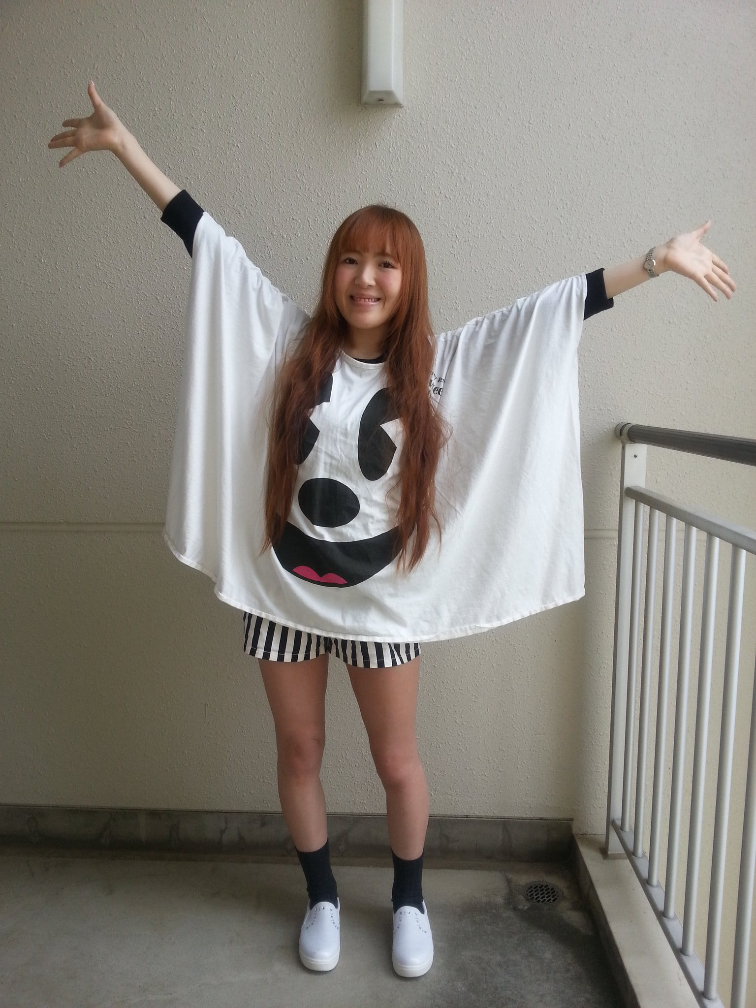 かずみん 今日のコーデ 上下合わせて700円 愛しのbook Offだよ なんて買い物上手 あっ こんなアホなポーズなのはミッキーのパーカーが長すぎてショーパンが見えないからだからね 笑 ラファコーデ T Co Gk133jtgzt Twitter