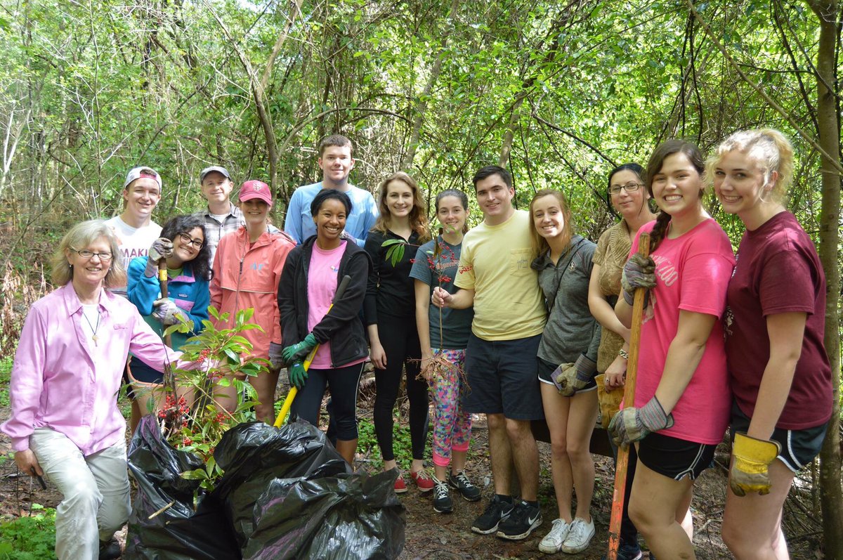 FSUCOSSSLC's tweet image. Students from @FSUCOSS participating in @TheBigEventFSU on Sat., April 2nd! We loved volunteering at Optimist Park!