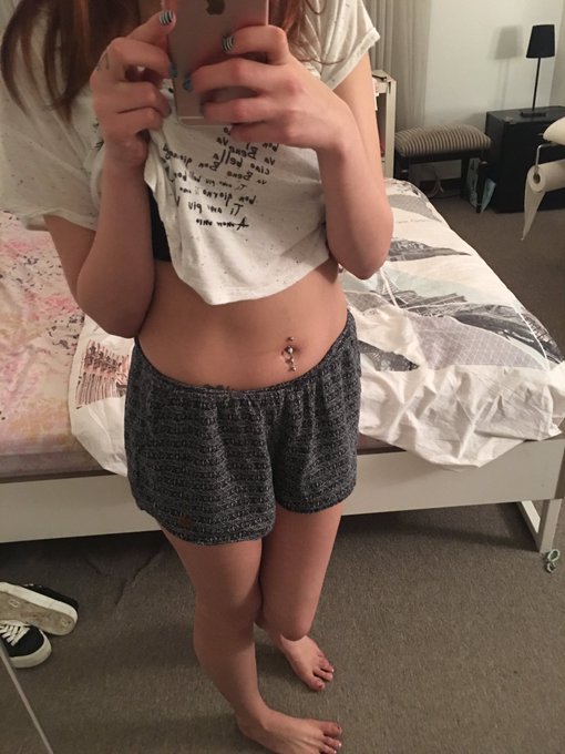 Despu&eacute;s de tanto tiempo sin abrir!!!! Me duele el piercing ? https://t.co/sxpfDQTLuK