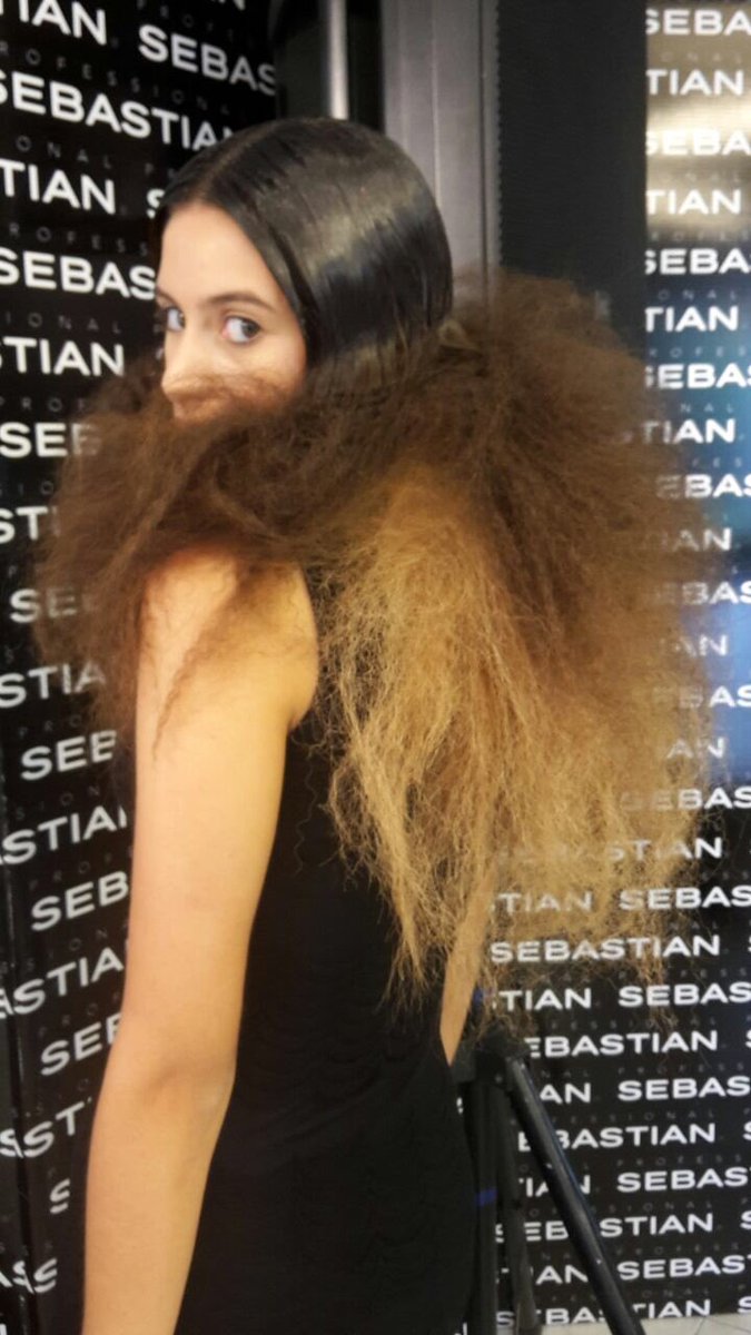 PeluquerosMAGNO's tweet photo. #EnvyGroup #EquipoSebastian
#SebastianProfesional @majorulats #ChicaMagno 👩🏼
#SuperamosLoComun ✂💈✂ https://t.co/lyQexn7de4