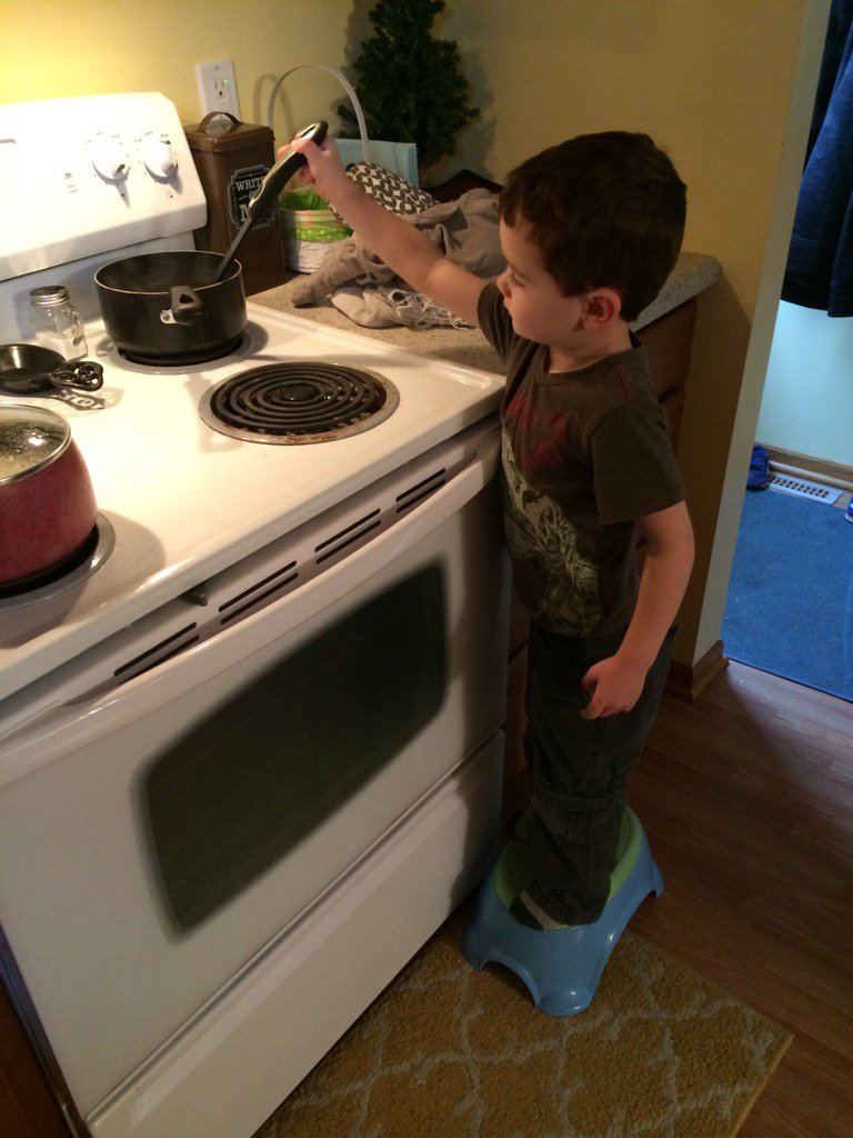 VanillaWafah's tweet photo. I love being able to teach my soon new things #littlesouschef https://t.co/hUVGeSYdAn