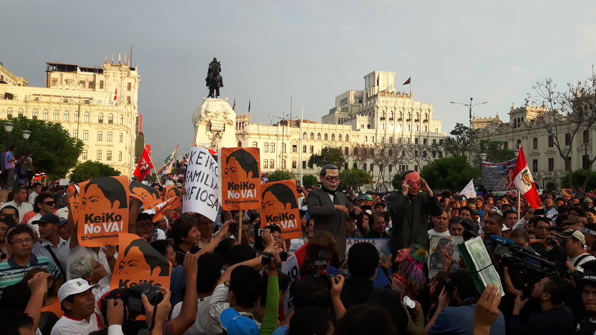 numerozero's tweet photo. #5deAbril Personajes disfrazados de #Fujimori y #Montesinos generan rechazo de manifestantes en Plaza San Martín https://t.co/552hJKkFiw