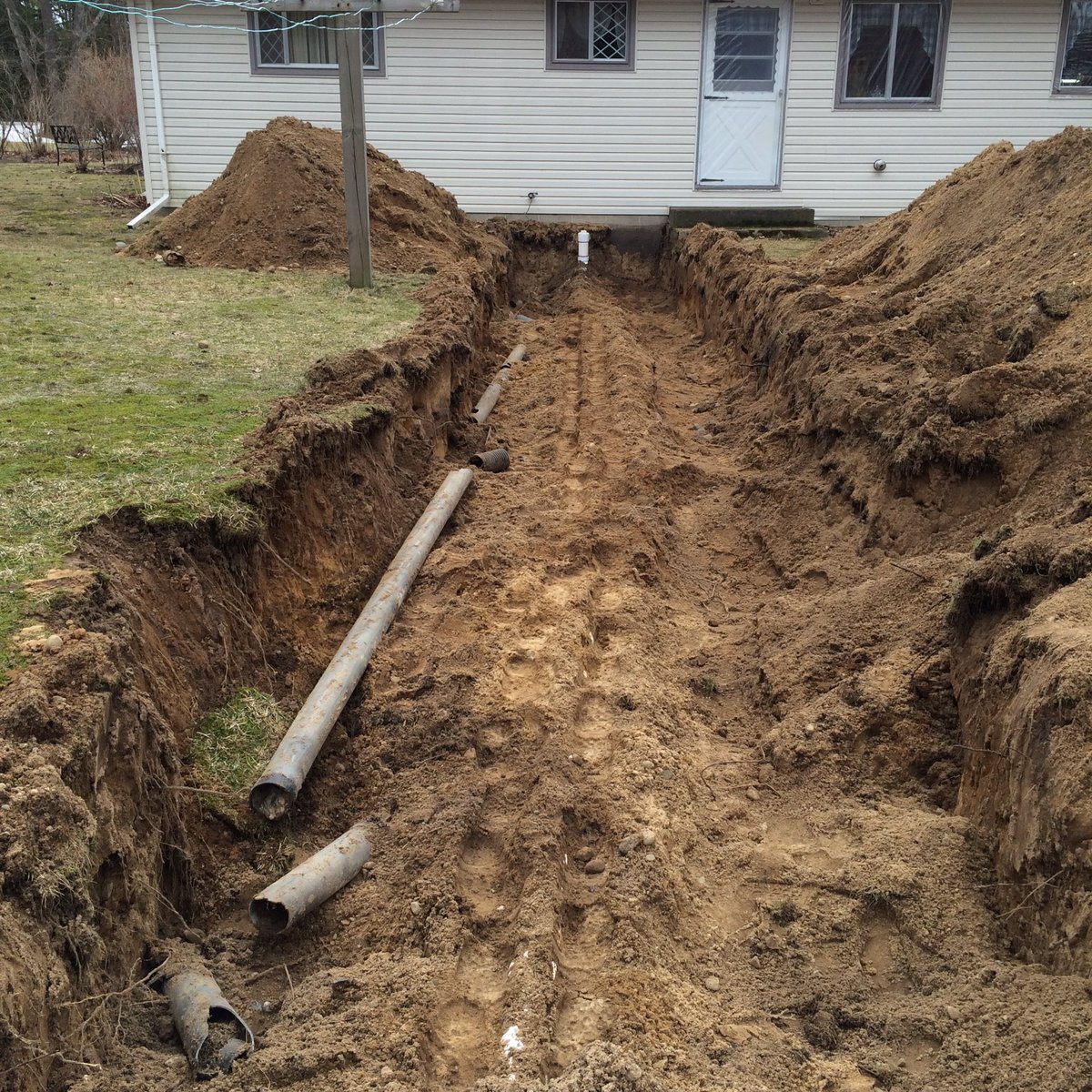 eschs_septic's tweet photo. Schedule 30 from house to tank replaced with schedule 40 and a clean out! #septiclines #septicproblems #septictank https://t.co/zClJIMfoDG