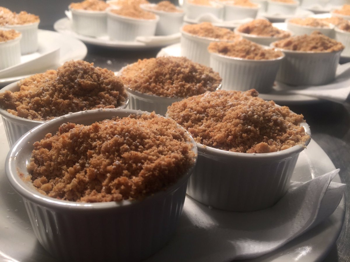 BoringdonChef's tweet photo. Miniature  apple and blackberry crumbles with vanilla custard #comfortfood https://t.co/tImXycHnBq