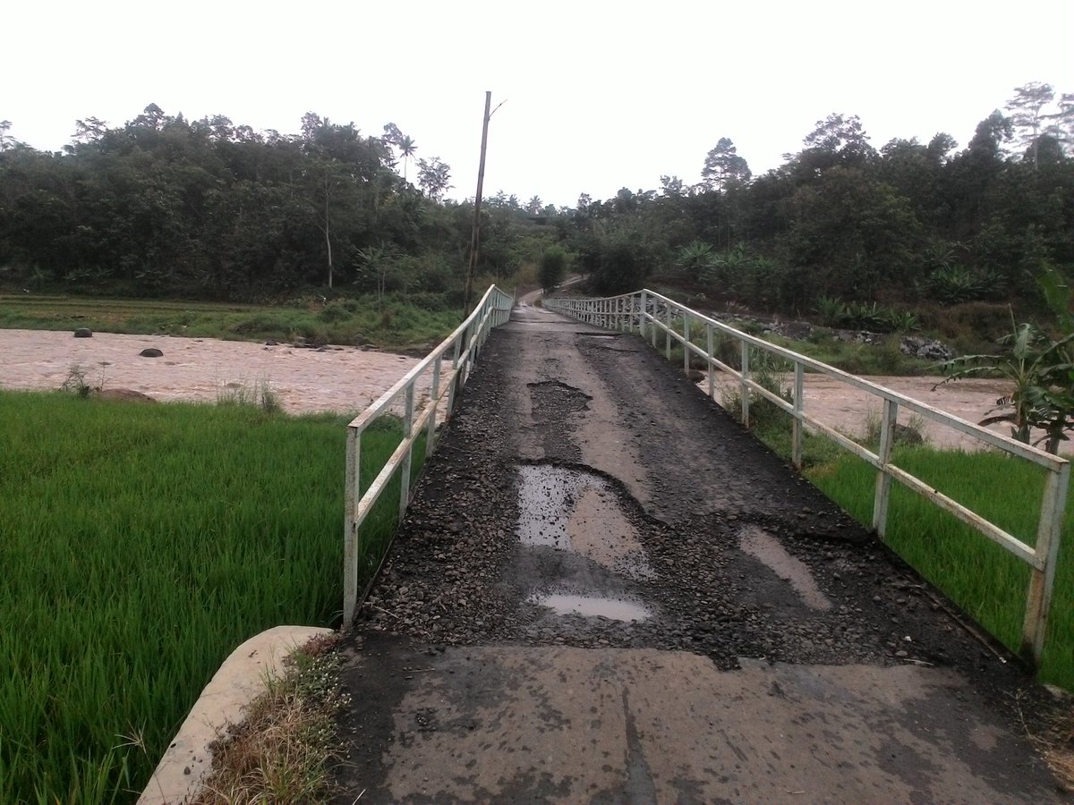AsliBatang's tweet photo. #Batang @suwansyah
#Wadol | Jembatan Penghubung Desa Tedunan Kec. Gringsing dengan Jalan Utama https://t.co/WCbX1nkucg
