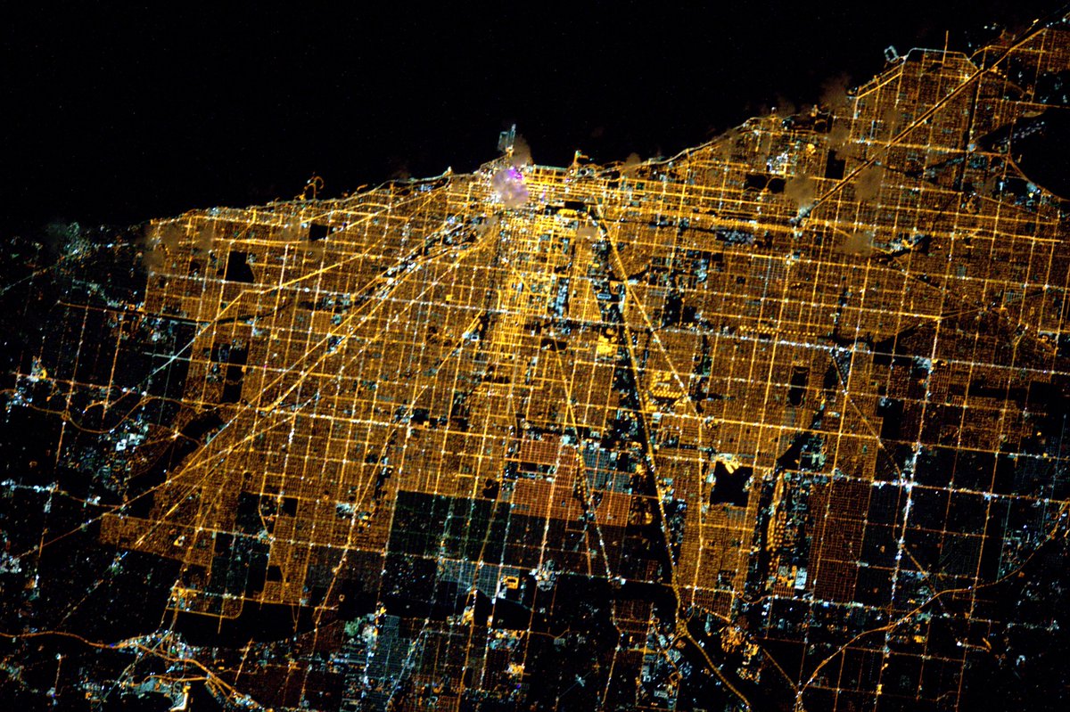 astro_tim's tweet photo. #Goodnight #Chicago from @Space_Station. #CitiesFromSpace https://t.co/dLrMX6B4SS