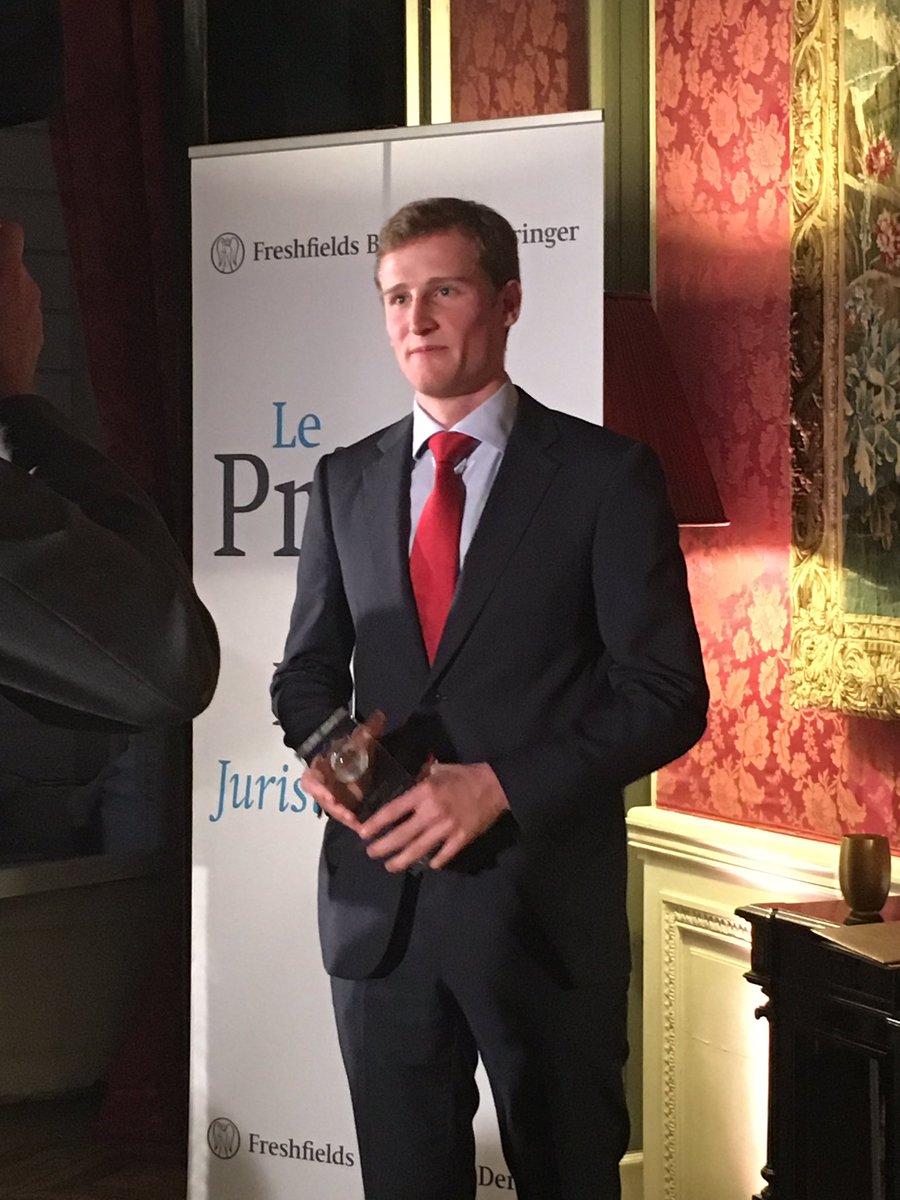 Carrieresjuridi's tweet photo. Félicitations à Gonzague d'Aubigny qui remporte le #PrixFreshfields 2016 ! @FreshfieldsRH @FreshfieldsRP #juriste https://t.co/wFbs2MvBIp