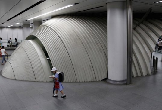 TuhafAmaGercek's tweet photo. Japonya'da küçük çocuklar Tokyo gibi metropollerde bile tek başlarına geziyor, metroya biniyor ve okula gidebiliyor. https://t.co/yd7FRGDtn2