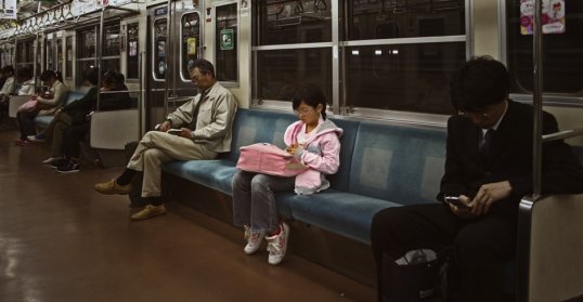 TuhafAmaGercek's tweet photo. Japonya'da küçük çocuklar Tokyo gibi metropollerde bile tek başlarına geziyor, metroya biniyor ve okula gidebiliyor. https://t.co/yd7FRGDtn2