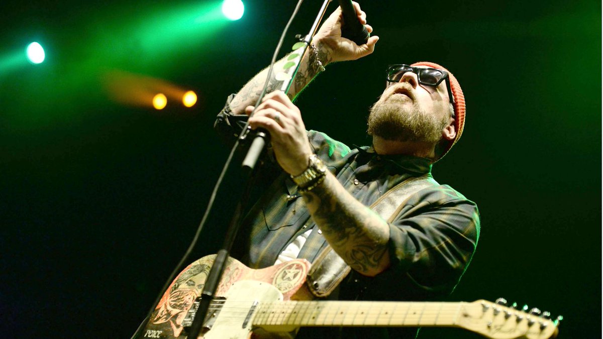 RollingStone's tweet photo. Everlast slams Donald Trump for using House of Pain's "Jump Around" at his rallies https://t.co/3NqQbAIxgJ https://t.co/gtq93c3Wp4