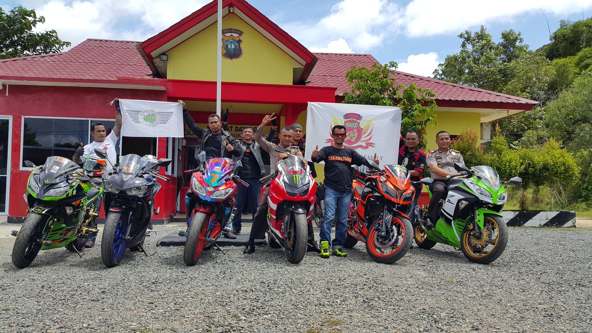 NofMunafri's tweet photo. Photo bareng YAKADA 250 RF &amp; POLSEK Dabo singkep @Yakada250RF @echa_to 
#Dabosingkep #Kablingga #Batam #Kepri https://t.co/PtZAgahQ3f