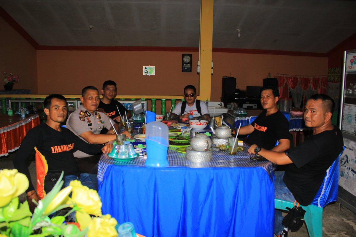 NofMunafri's tweet photo. Lunch with Kapolsek Dabo singkep
#Dabosingkep #kablingga #batam #kepri https://t.co/m715tAZvKe