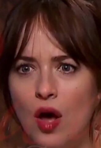 poeticbooks's tweet photo. "há rumores que amanhã nas gravações dakota estará usando uma aliança" https://t.co/D7pmHR8sh5