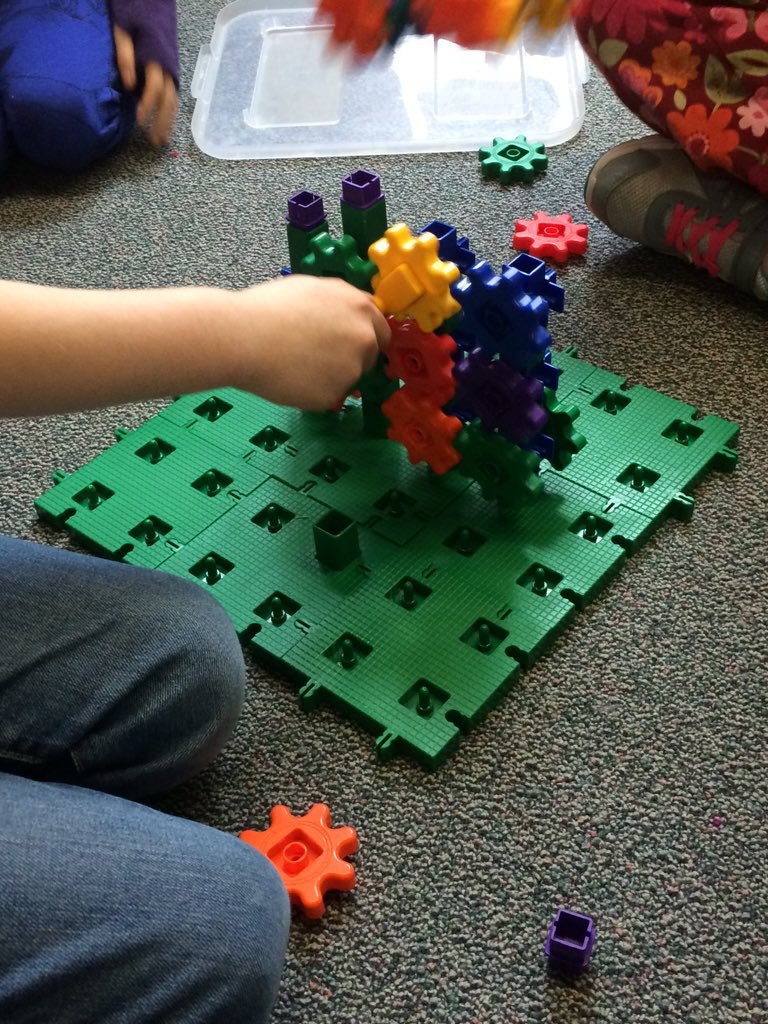 MrsMosgrober's tweet photo. This group worked together to design a way to get all of the gears to move at once! #nesgrade2 #simplemachines https://t.co/qra6JGYoyt