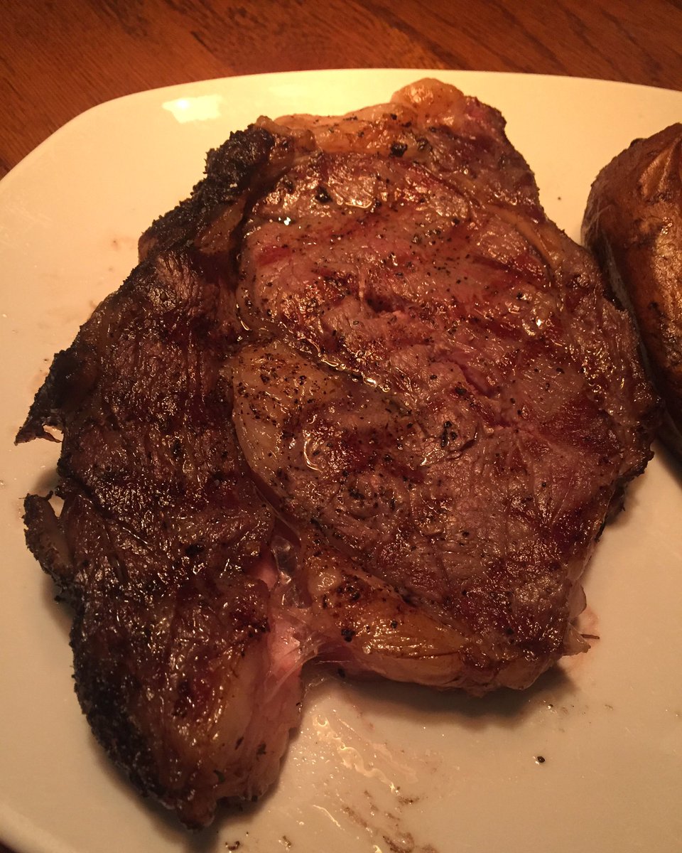 BubbaRadio's tweet image. Earn some #InternetPoints 👍🏻
What &quot;cut&quot; of meat is this? It&apos;s SUPPOSED to be a 16oz  #PrimeRib but it looks wonky 😳