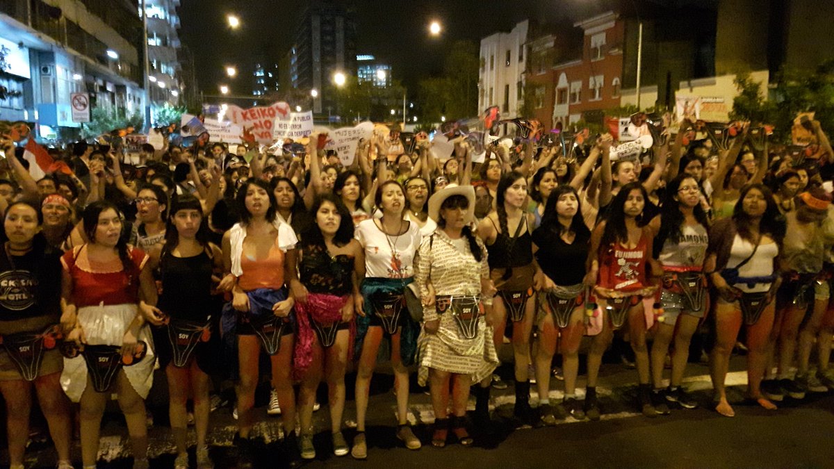 numerozero's tweet photo. #5deAbril manifestantes le recuerdan a #Fujimori el caso de #EsterilizacionesForzadas https://t.co/vi7W3oECFt