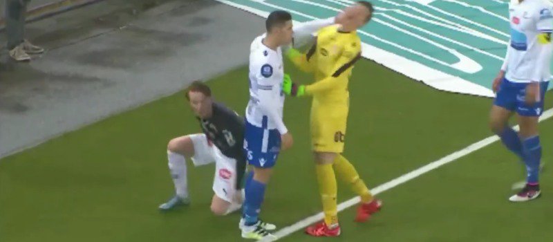 Slapping your own goalkeeper &amp; the most ridiculous red cards ever—>
kicktv.com/red-card-slap-…