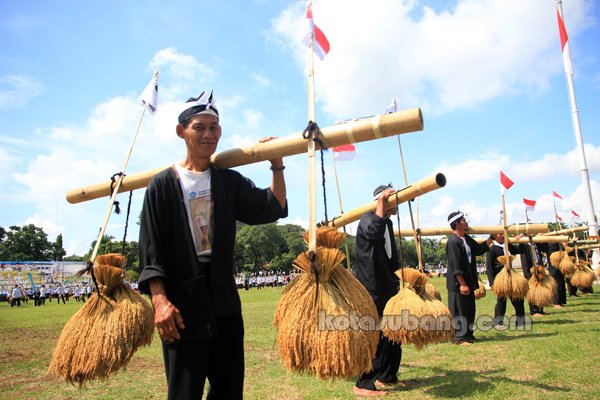 Sampurasuunn... Masih dalam suasana #HUT68SUBANG, kenalkan ini Wa Amar seniman Toleat dari Kampung adat Banceuy..