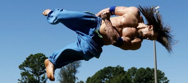 This Anabolic Acrobat Is Taking Instagram By Storm --> yokestars.com/2016/04/06/thi…