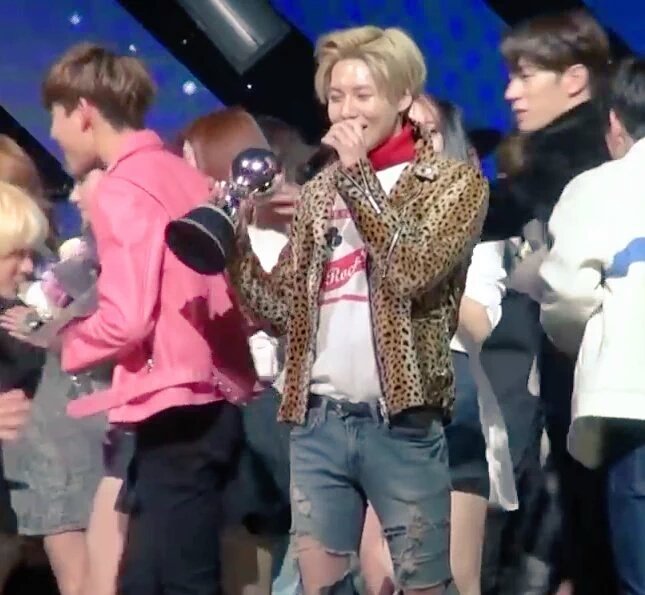 khuniebam's tweet image. คนนี้คงจะเป็นฟบ.ที่หลงยัยแน่ๆดูชัดเจนดีนะคะ พี่มาร์คนี่คู่แข่งเยอะจริงๆ😂 #MarkBam