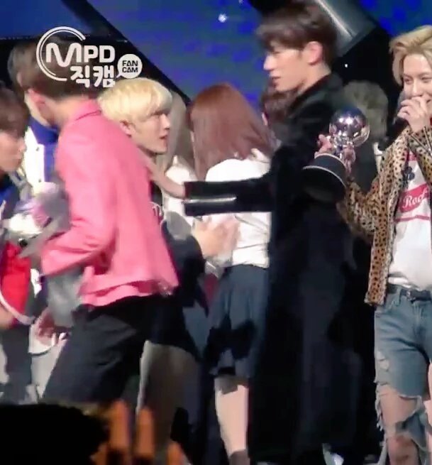 khuniebam's tweet image. คนนี้คงจะเป็นฟบ.ที่หลงยัยแน่ๆดูชัดเจนดีนะคะ พี่มาร์คนี่คู่แข่งเยอะจริงๆ😂 #MarkBam