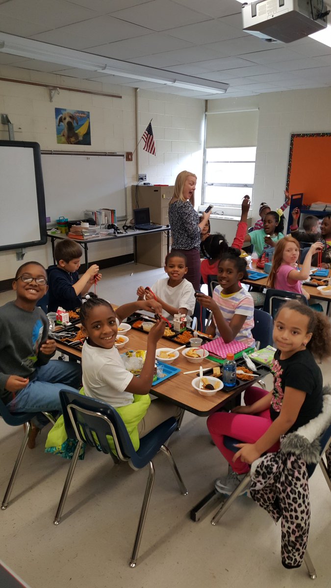 JessNalevanko's tweet photo. @vbHolland 
Making learning tasty #ediblelessons https://t.co/duoSTVVCsA