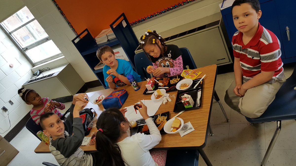 JessNalevanko's tweet photo. @vbHolland 
Making learning tasty #ediblelessons https://t.co/duoSTVVCsA