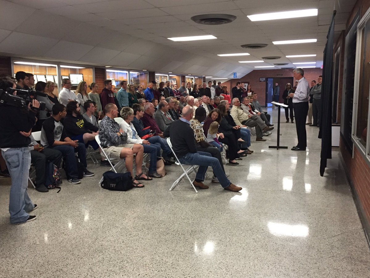 michaeltbenson's tweet image. A well-deserved honor for a remarkable coach. Thx for all your years of service Coach Erdmann! @EKUSports @EKU_XCTF