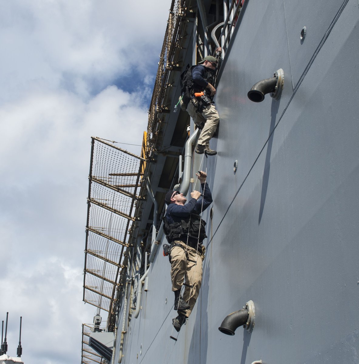 SurfaceWarriors's tweet image. #USSHarpersFerry approaches the equator, has a swim call &amp;amp; visit, board, search &amp;amp; seizure teams practice. #LSD49