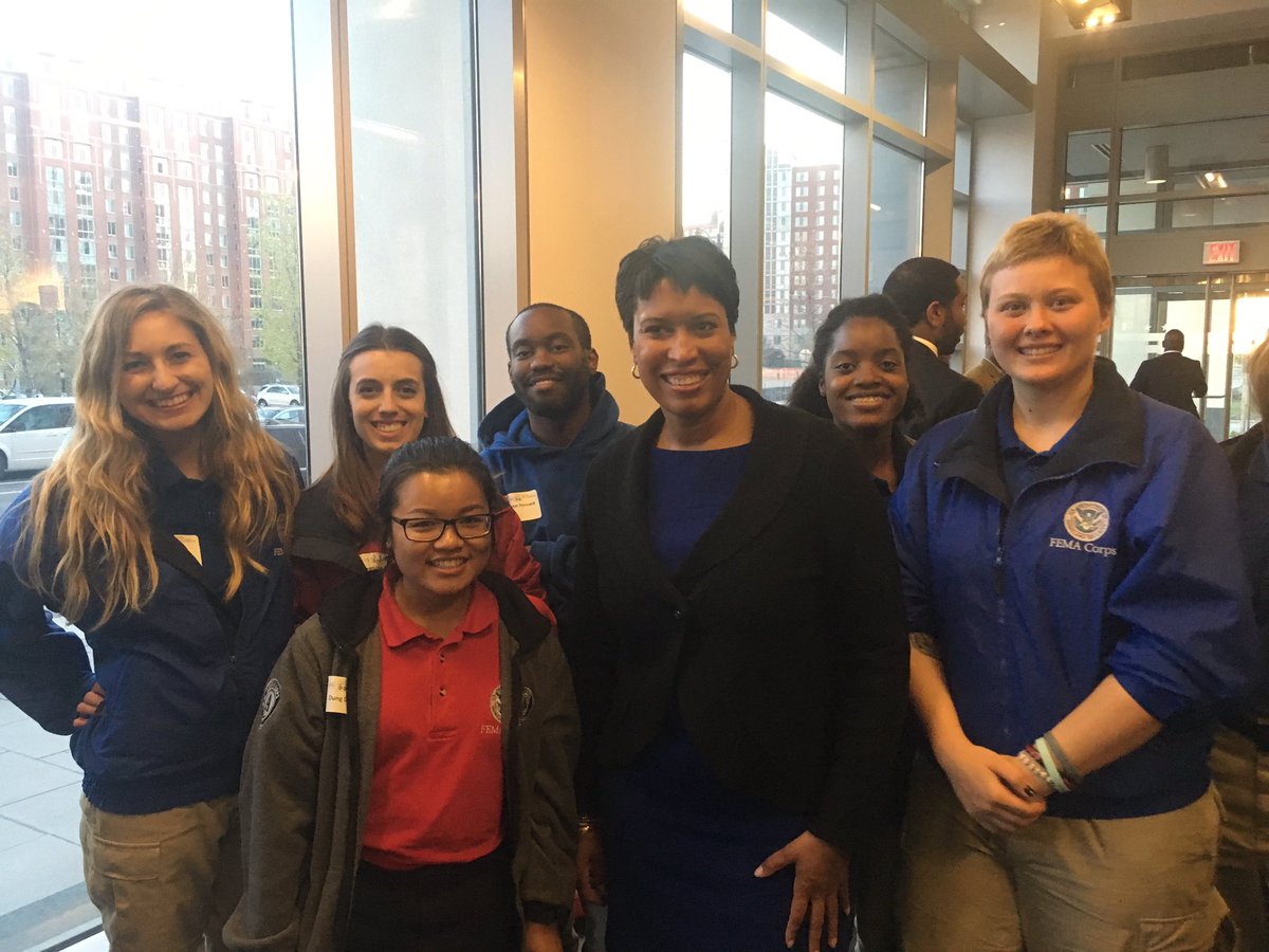 Smiles all around at #Mayor4Service Day in #DC with <a href="/MayorBowser/">Mayor Muriel Bowser</a> &amp; <a href="/AmeriCorpsNCCC/">AmeriCorps NCCC</a> FEMA Corps teams!