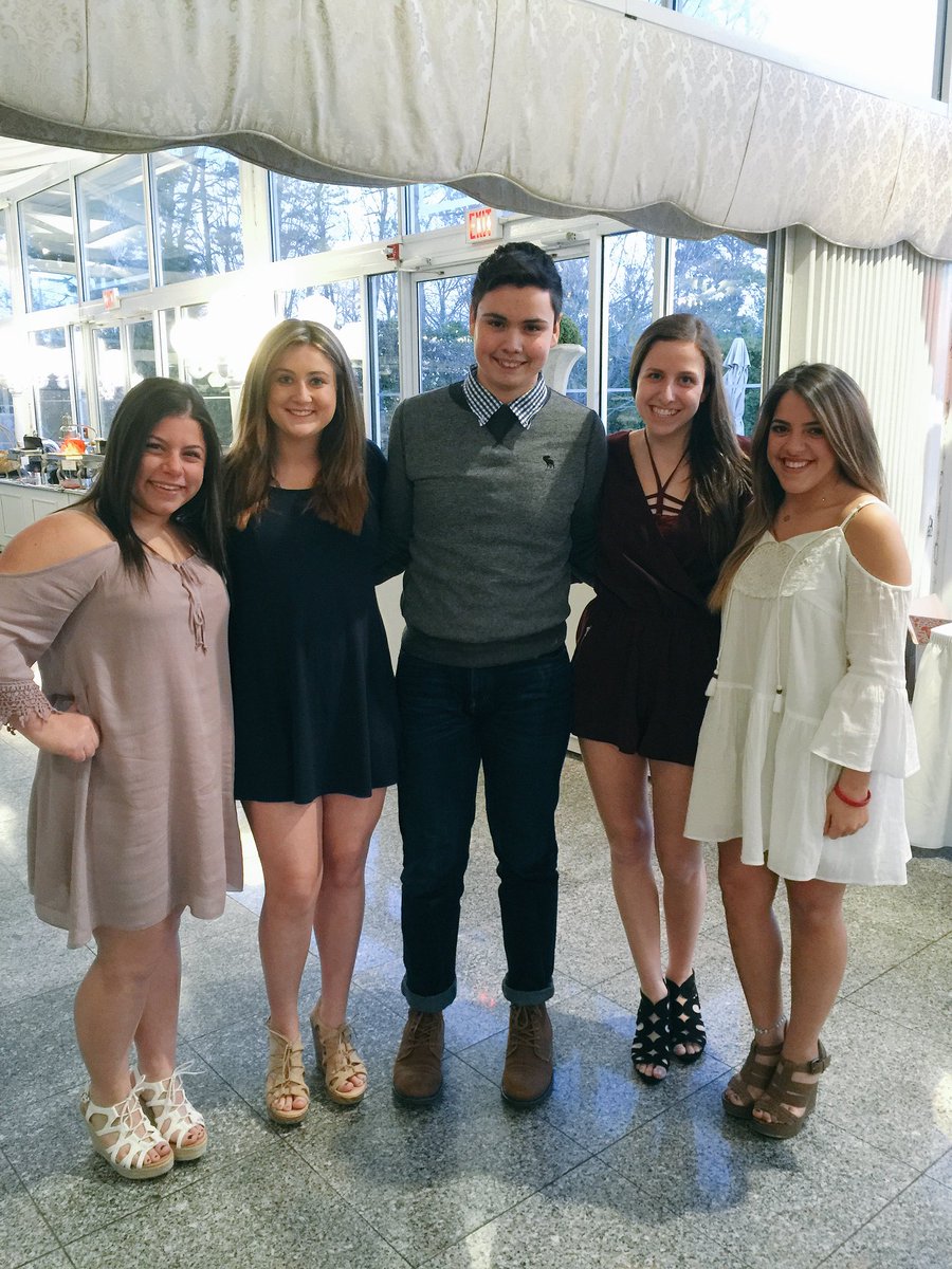 SW_varsitycheer's tweet photo. Cheers to our #seniors2016 one last time! πβ€οΈ #SWVCalumni https://t.co/Wtfb4BfD5L