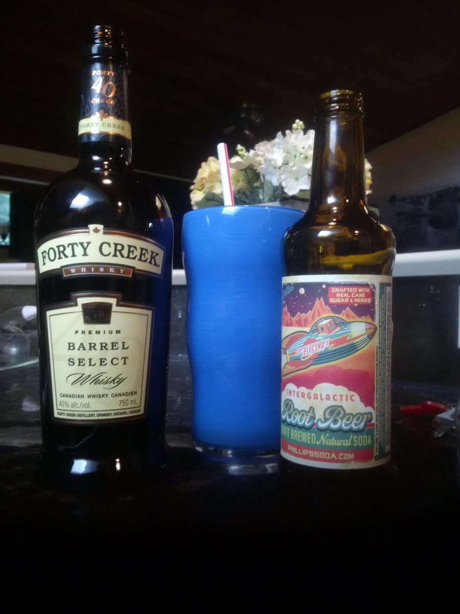 Khrysmatic's tweet image. O.M.G... #SuperYum #overice #craftbrewedallnaturalsodapop #mamasnightoff  #shoplocal #phillipssodaworks #yyj