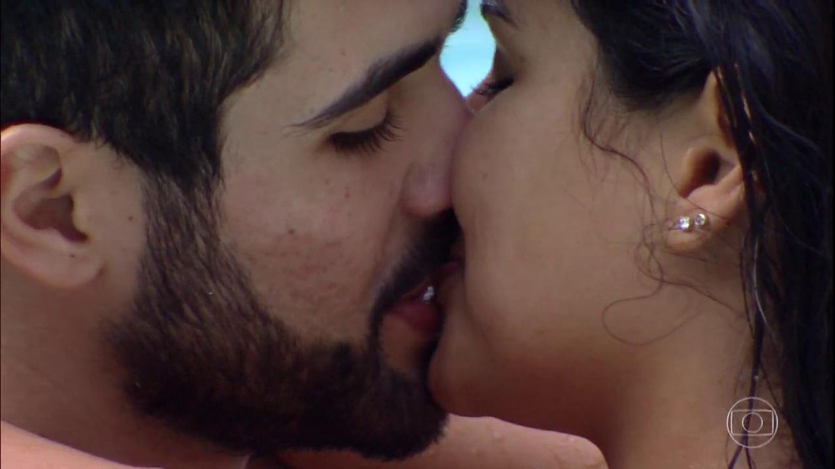 tvglobo's tweet photo. Tem gente shippando #Libanik até hoje... Será? #BBB16 https://t.co/R8LqZSq0y0