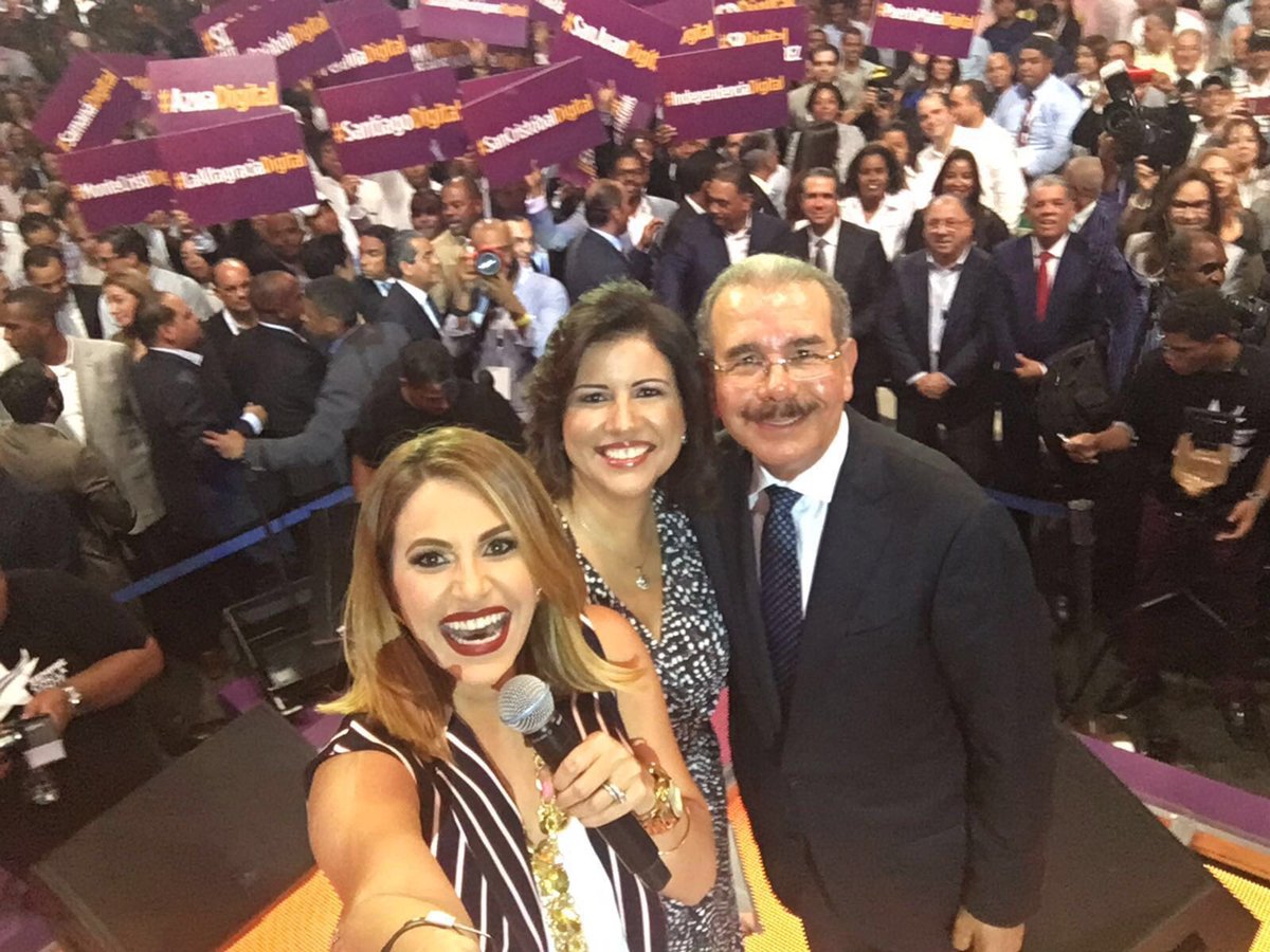 DaniloMedina's tweet photo. Miles de jóvenes en el lanzamiento de #RepúblicaDigital en un encuentro lleno de entusiasmo! Gracias a todos! https://t.co/OKUUwVrXF5