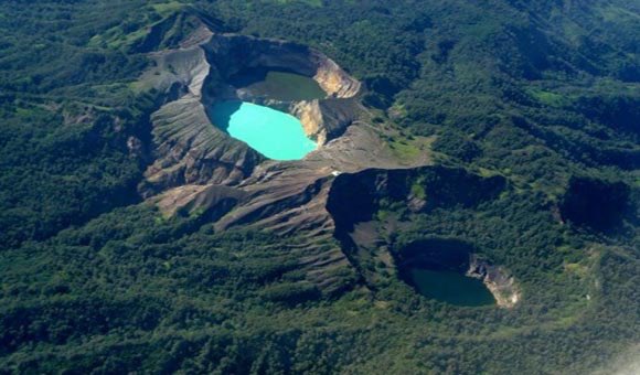 RestoDelMundo13's tweet photo. Tres lagos increibles, verde, turquesa y negro. Estan dentro del Volcán Kelimutu en Indonesia! https://t.co/veQQ4MF7om