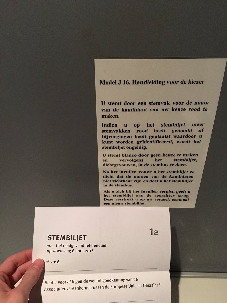Stemband's tweet photo. Het ontwerp lag al onder vuur... Dan helpt deze "Kiezershandleiding" niet bepaald. #oekrainereferendum #referendum https://t.co/DYr82sny1x