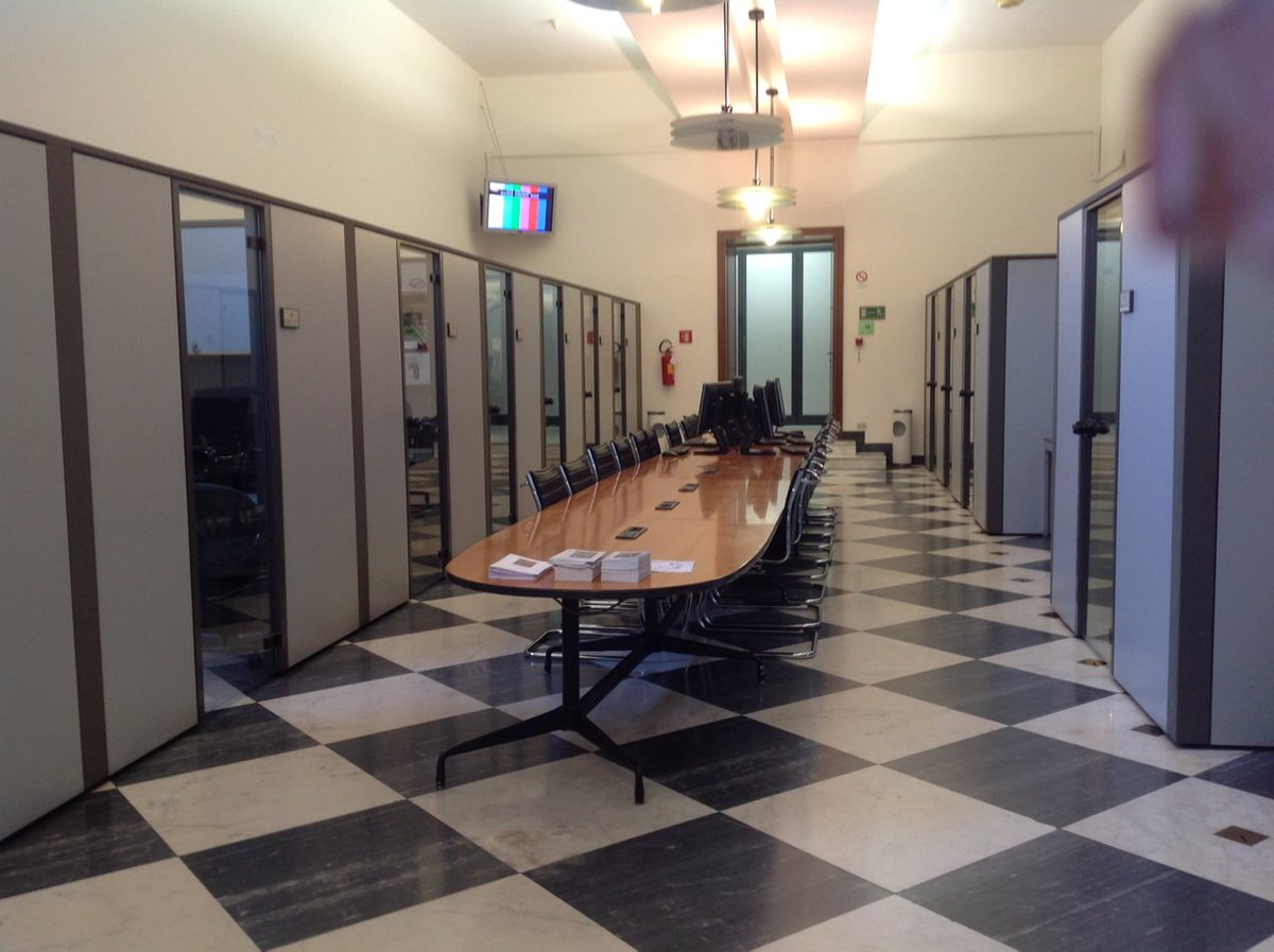 VaniaDeLuca's tweet photo. La,sala stampa deserta!?! Certo, sono tutti per strada o in piazza.... https://t.co/IcorWUPit0