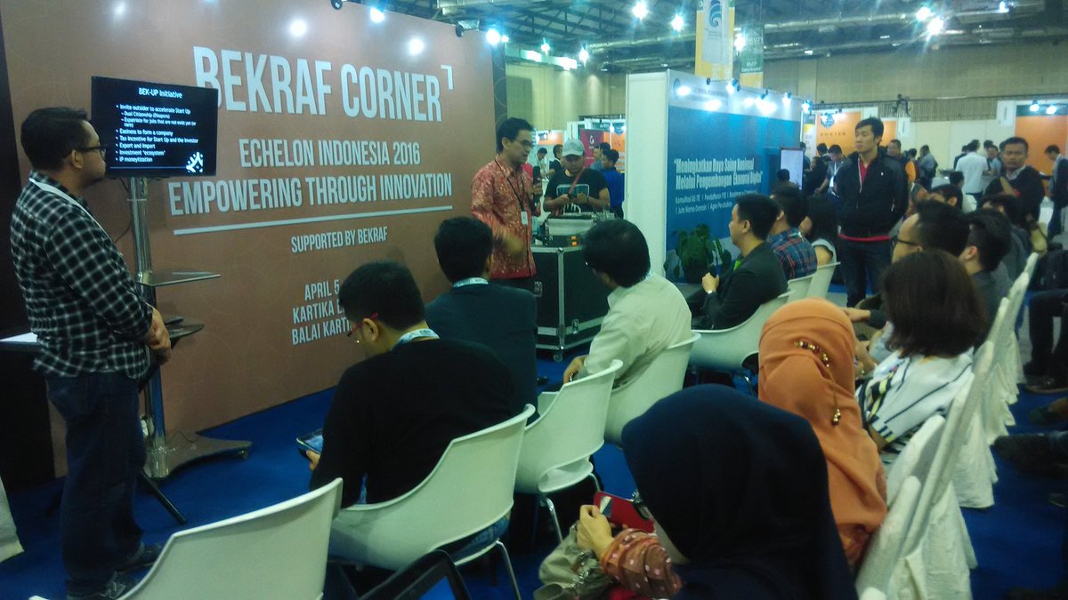 dailysocial's tweet photo. Antusias para peserta di @BekrafID corner bisa langsung bertanya ke Bpk. Hari Sungkari #ECID2016 https://t.co/779EOmFBf4